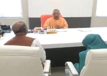 CM Yogi met the victim's family of Bahraich violence