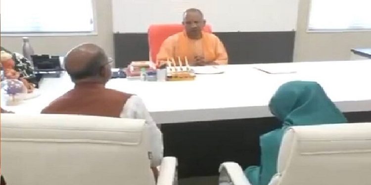 CM Yogi met the victim's family of Bahraich violence