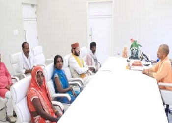 CM Yogi met the families of the victims of Amethi massacre