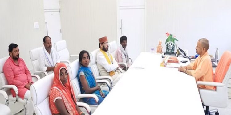 CM Yogi met the families of the victims of Amethi massacre