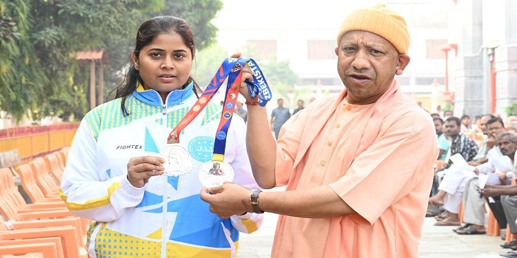 International kick boxer Rinka Singh Chaudhary met CM Yogi