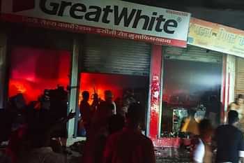 fire breaks out in electronic showroom