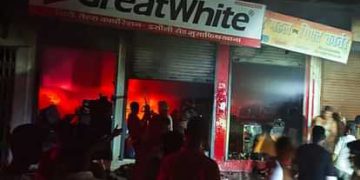 fire breaks out in electronic showroom