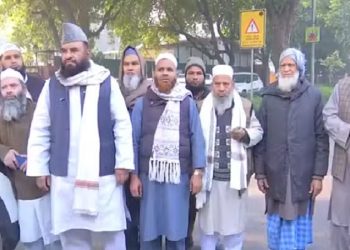 Imams protest outside Kejriwal's residence
