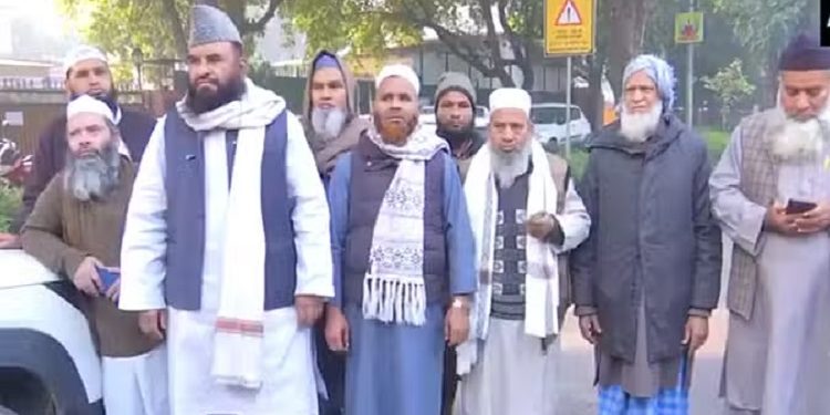 Imams protest outside Kejriwal's residence