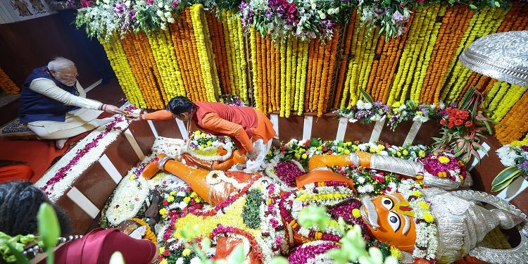 PM Modi bows down at the feet of Big Hanuman ji