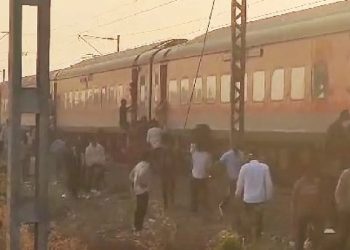 Passengers of Pushpak Express crushed by Karnataka Express