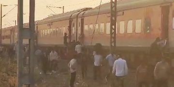 Passengers of Pushpak Express crushed by Karnataka Express