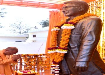 CM Yogi unveiled the statue of Chaudhary Ajit Singh
