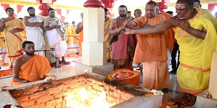 CM Yogi performed a special havan with Jagadguru Shankaracharya