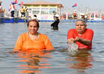 Jagdeep Dhankhar took a holy dip in the Triveni Sangam