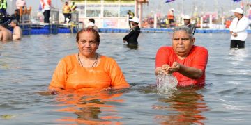 Jagdeep Dhankhar took a holy dip in the Triveni Sangam