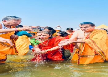 Nitin Gadkari took a dip in the Triveni Sangam