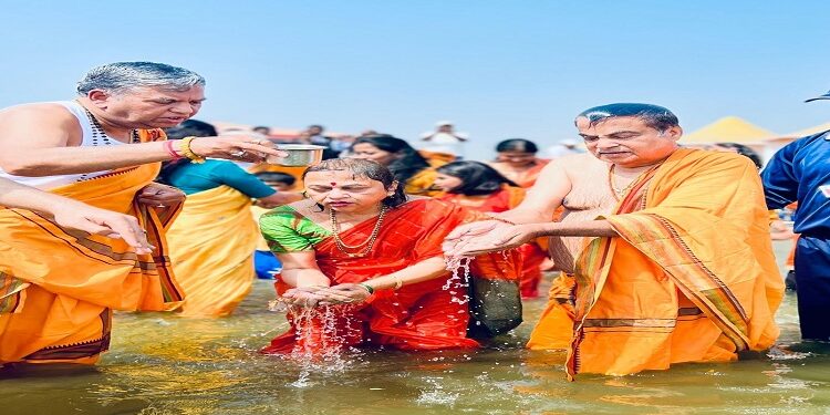 Nitin Gadkari took a dip in the Triveni Sangam