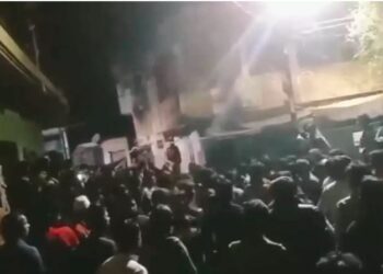 Stone pelting in case of indecent comment on religious leader