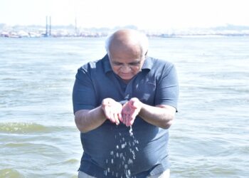 CM Bhupendra Patel took a holy dip in Triveni