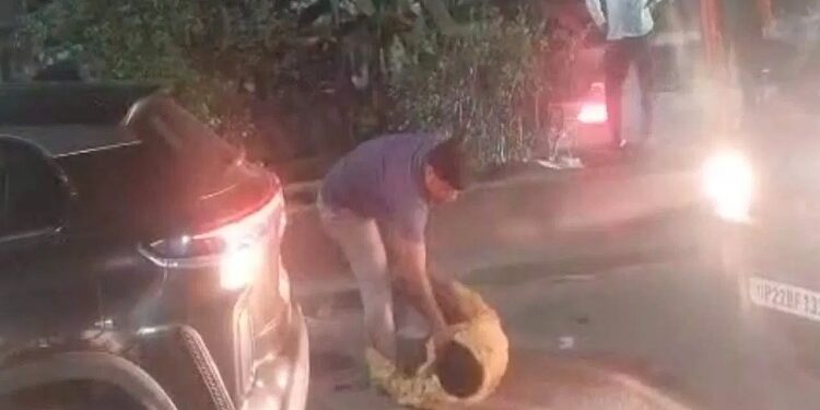 RPF jawan beat up BJP leader publicly on the road
