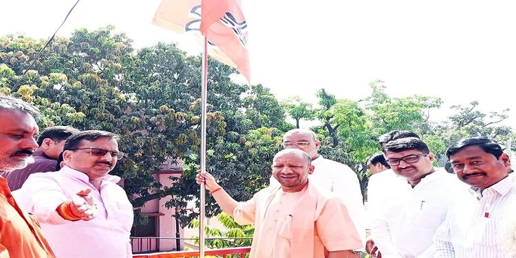CM Yogi hoisted the party flag on BJP's foundation day