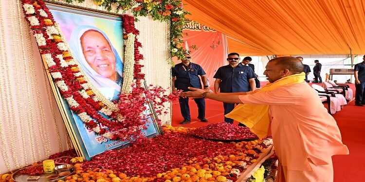 CM Yogi paid tribute to Om Prakash Rajbhar's mother on her first death anniversary