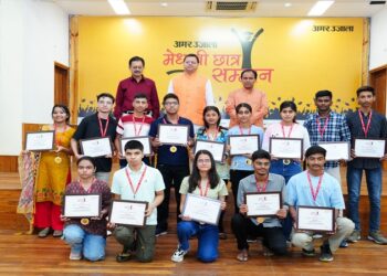 CM Dhami honored the toppers of 10th-12th