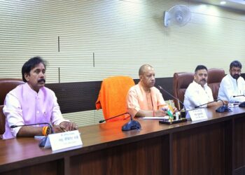 CM Yogi reviewed the ongoing projects in Varanasi
