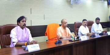 CM Yogi reviewed the ongoing projects in Varanasi