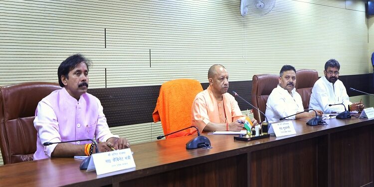 CM Yogi reviewed the ongoing projects in Varanasi