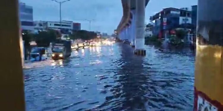 Heavy rain in Bengaluru early in the morning
