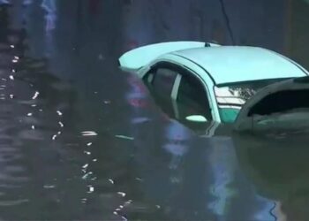 Storm and rain disrupt life in Delhi