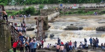 A bridge on the Indrayani River has fallen down.
