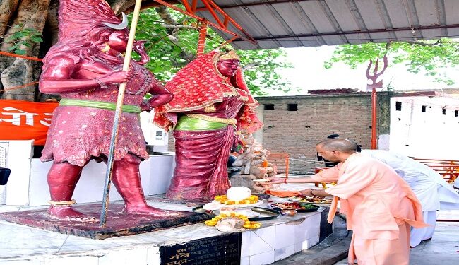 CM Yogi did worship at Shiv Baba Dham