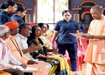 CM Yogi heard the problems of 200 people