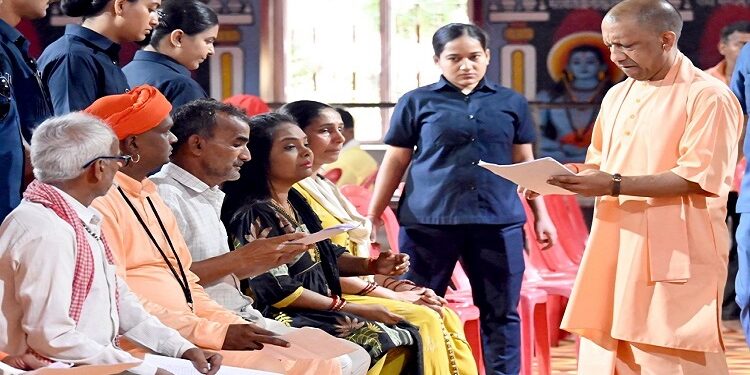 CM Yogi heard the problems of 200 people