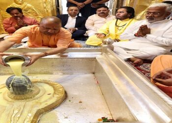 CM Yogi visited and worshipped Baba Vishwanath