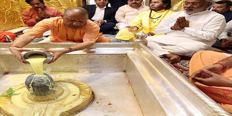 CM Yogi visited and worshipped Baba Vishwanath