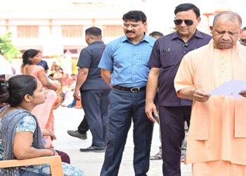 CM Yogi heard the problems in Janta Darshan