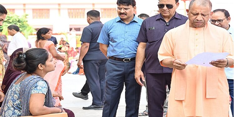 CM Yogi heard the problems in Janta Darshan
