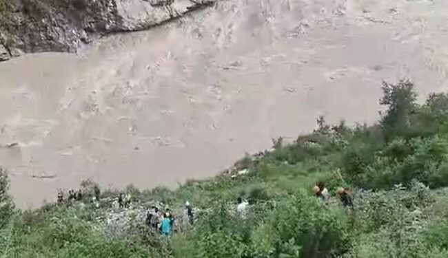 Bus fell into Alaknanda river