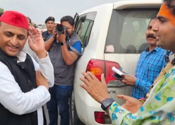 Aniruddhacharya-Akhilesh