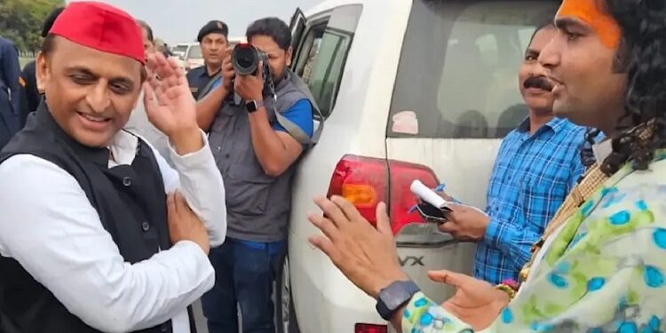 Aniruddhacharya-Akhilesh