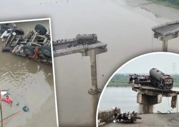 The bridge over the Mahisagar river collapsed in Vadodara