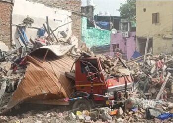 Suddenly a building collapsed, one died