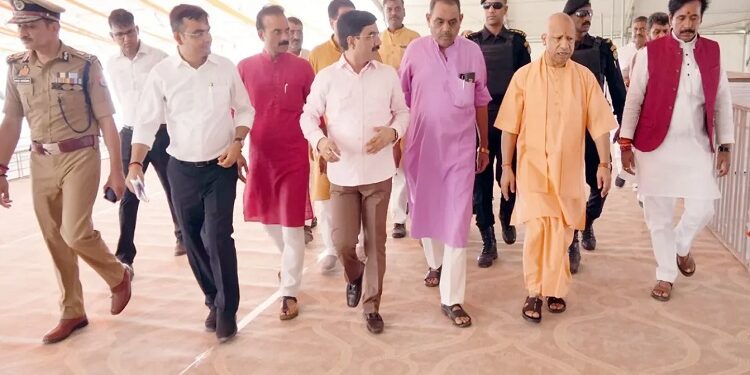 CM Yogi inspected the proposed public meeting place of the PM