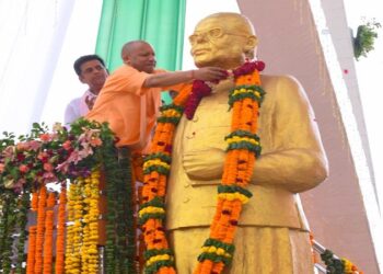 CM Yogi unveiled the statue of Jayaprakash Narayan