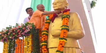 CM Yogi unveiled the statue of Jayaprakash Narayan