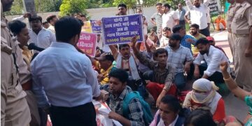 69 thousand teacher recruitment candidates surrounded the residence of Deputy CM