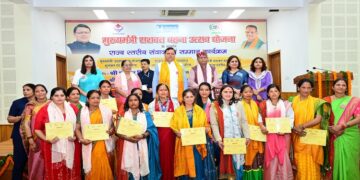 CM Dhami honored women self-help groups