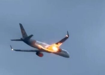 Condor Airlines plane engine catches fire