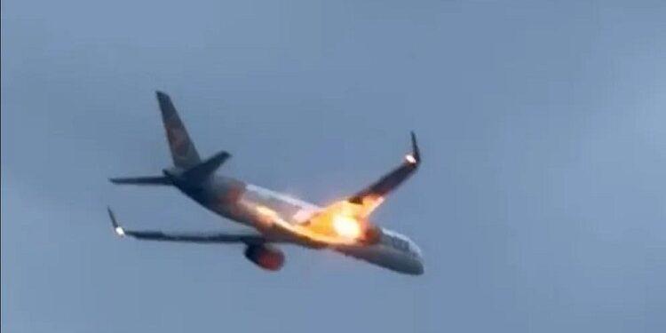 Condor Airlines plane engine catches fire