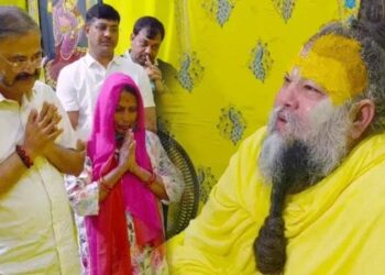 Former DGP Prashant Kumar met Premananda Maharaj